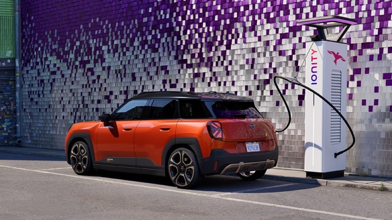 MINI Electromobility - MINI Aceman no posto de carregamento