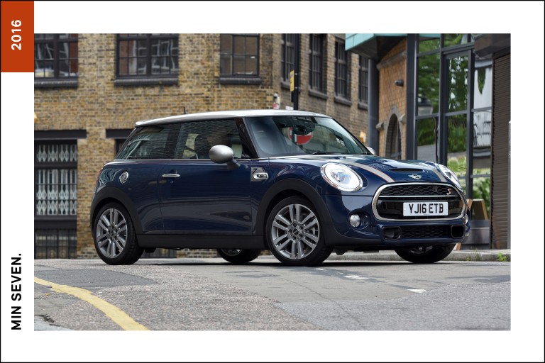 MINI Seven, de 2016 de perfil e na cor azul e tejadilho branco.