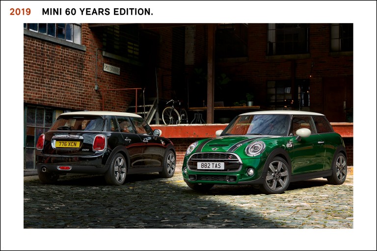 MINI 60 (Edição 60º Aniversário) de 2019, dois carros nas cores verde e com tejadilho branco.