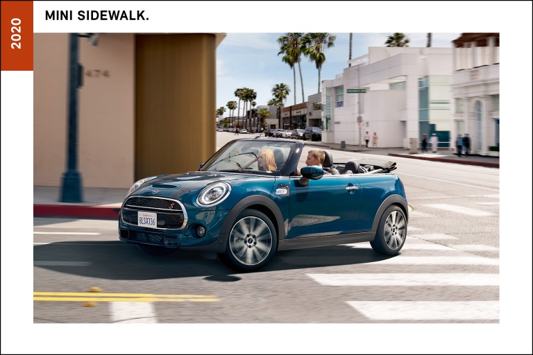 MINI Sidewalk, de 2020 na cor azul e de capota aberta.