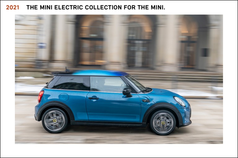 MINI Electric SE Collection, de 2021 de perfil e na cor azul.