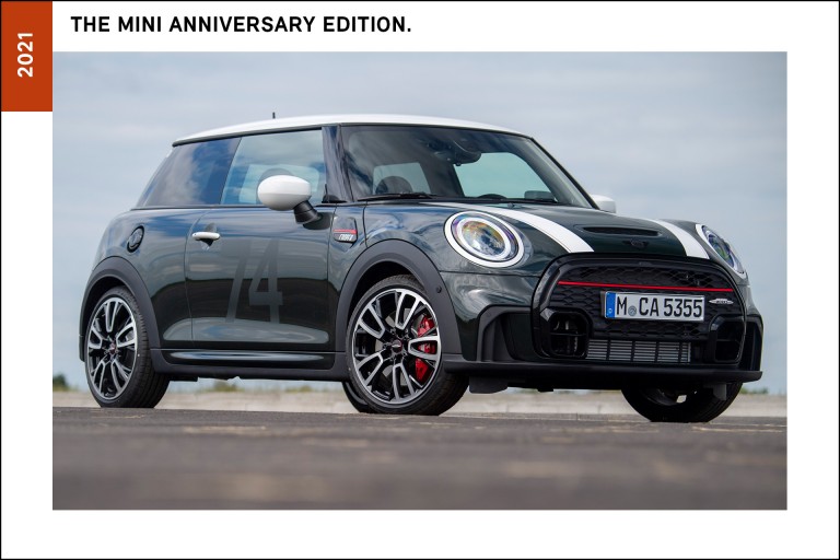 MINI Anniversary Editions, de 2021 na cor preta e riscas brancas.