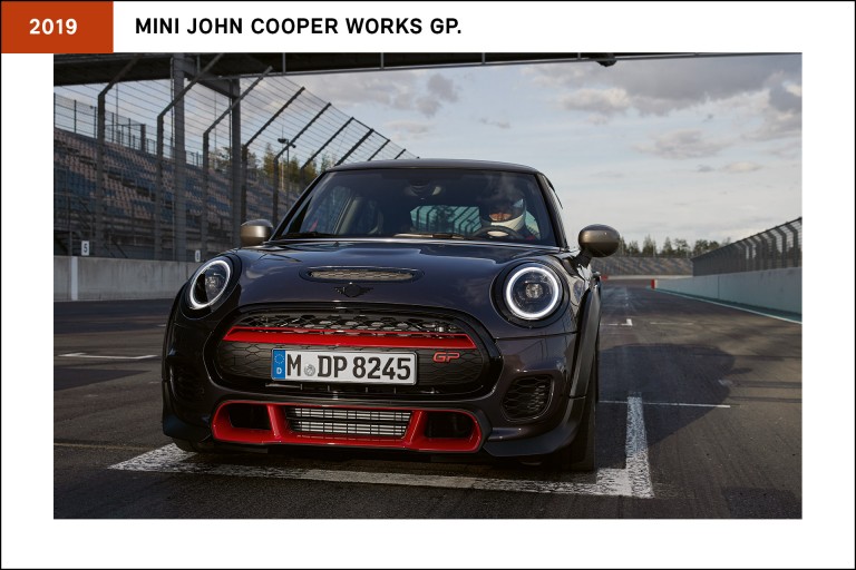 MINI John Cooper GP, de 2019, na pista de corrida e visualização da grelha frontal e os seus detalhes vermelhos.