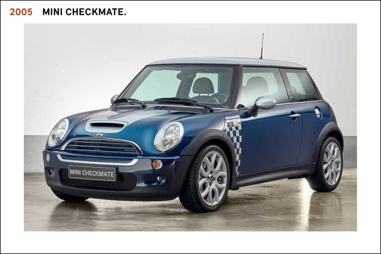  MINI Cooper (S) Checkmate, de 2005 na cor azul e xadrez junto às portas dianteiras.