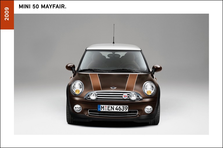 MINI Mayfair, de 2009 na cor castanho com o tejadilho branco, frisos em cromado, cavas das rodas em antracite e logótipos especiais. 