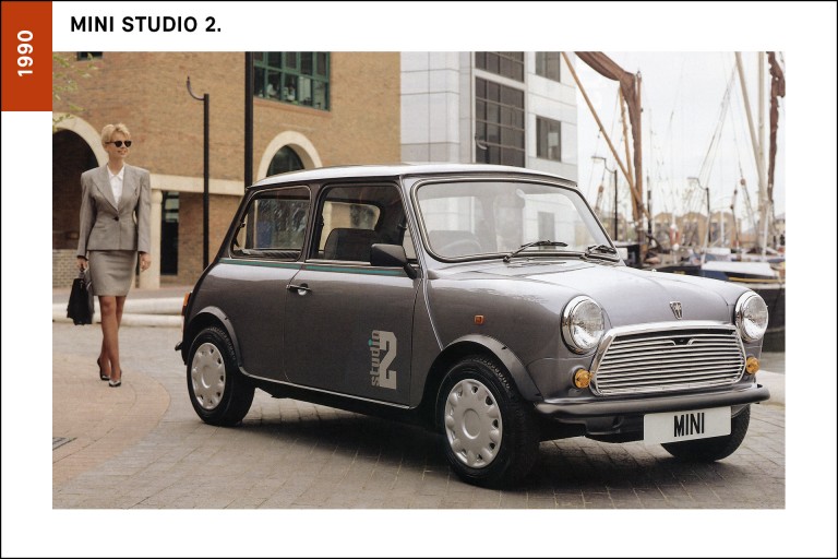 MINI Studio 2, de 1990, de cor cinzento, com número 2 na lateral direita.