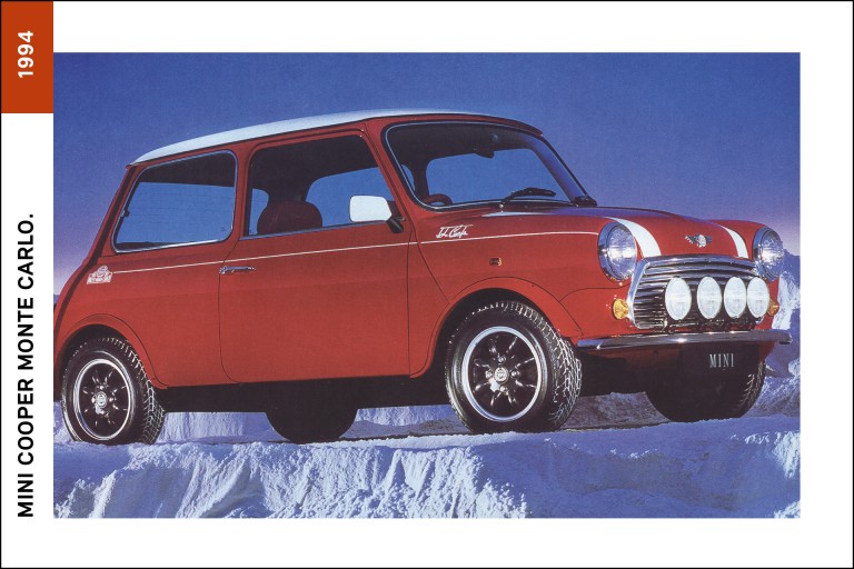 MINI Cooper Monte Carlo, de 1994, exposto de perfil sobre o gelo, na cor vermelha e listas brancas.