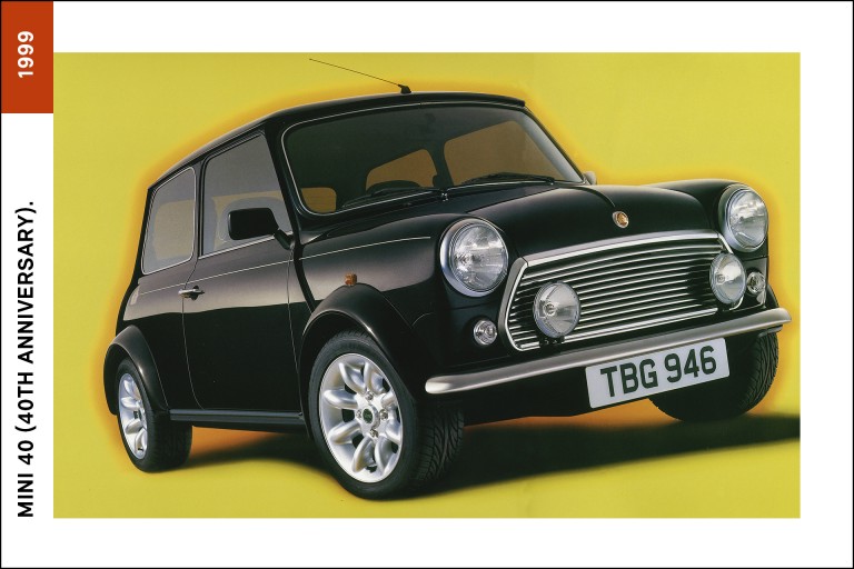 MINI 40, de 1999, de cor preto, com um pacote desportivo e logótipos desportivos em dourado, autocolantes únicos e detalhes interiores.
