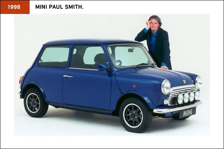 MINI Paul Smith, de 1998, disponível na icónica cor “Paul Smith” Blue, com Paul Smith junto ao carro.. 