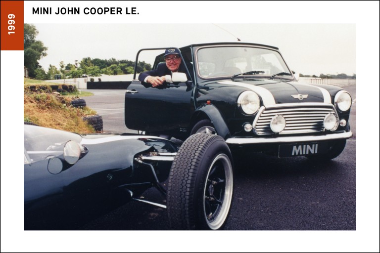 O MINI John Cooper LE, de 1999, com John Cooper no seu interior e porta semi-aberta e o carro de F1 junto, na comemoração do 40º aniversário da MINI e a primeira vitória no Campeonato Mundial de F1 do Cooper. 