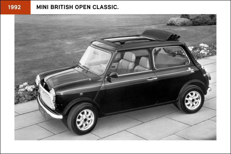MINI British Open Classic, de 1992. com teto panorâmico totalmente elétrico, jantes MINI lite, em British Racing Green metalizada com faixas em dourado e autocolantes British Open Classic. 