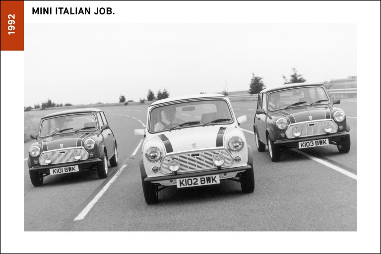 3 veículos MINI Italian Job, de 1992, com as portas mais apertadas, lado a lado.