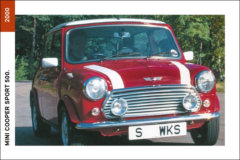 MINI Cooper Sport 500, de 2000, de cor vermelho e riscas brancas e equipado com um elegante tejadilho em Platinum Silver. 