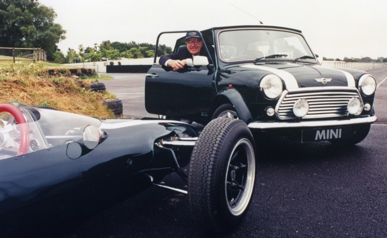 O lendário John Cooper, sentado no MINI John Cooper LE, vendido em 1999, comemorou o 40º aniversário do MINI e a primeira vitória de Cooper no Campeonato Mundial de F1.