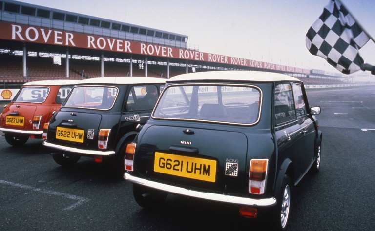 Mini Racing Green, Mini Checkmate e Mini Flame Red, que foram produzidos em 1990. 