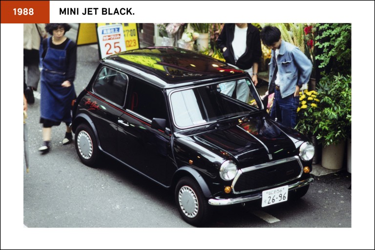 MINI Jet Black, de 1988, cor preto.