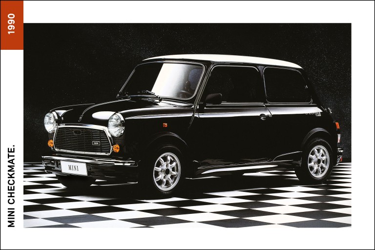 MINI Checkmate, de 1990, de cor preto, com jantes MINI lite e tejadilho branco. 