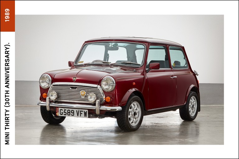  MINI Thirty, de 1989, com carroçaria Cherry Red e logotipos especiais. 