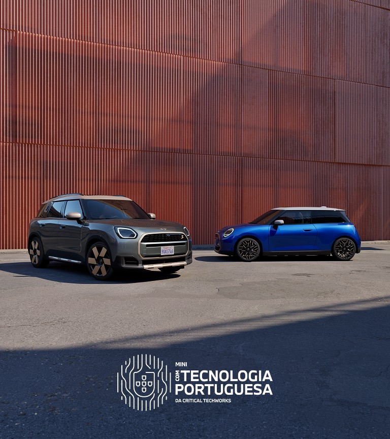 MINI Countryman e MINI Cooper estacionados em frente a uma fachada vermelha 