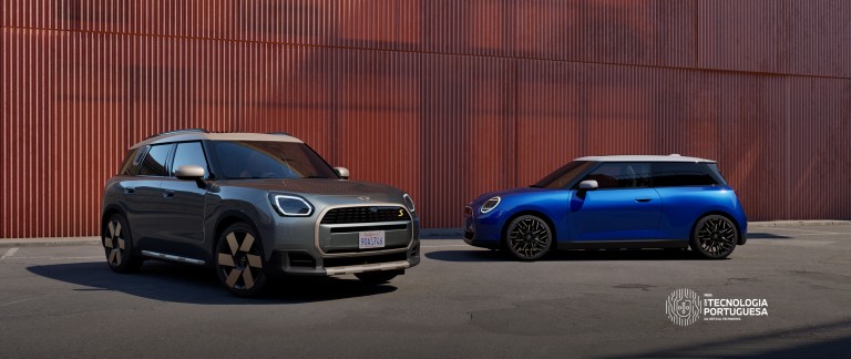 MINI Countryman e MINI Cooper estacionados em frente a uma fachada vermelha 