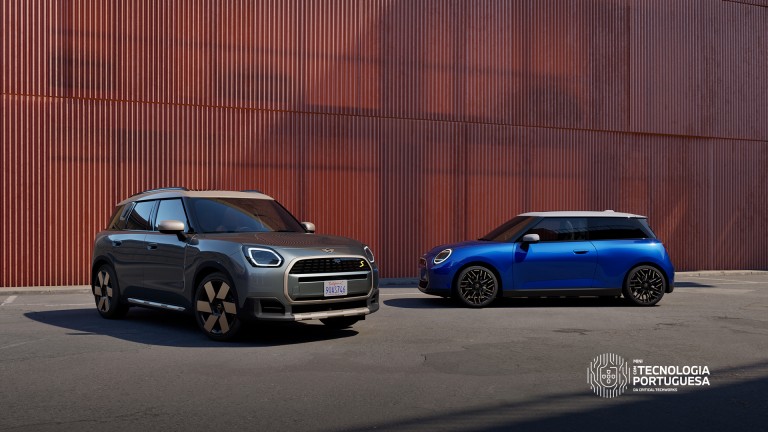 MINI Countryman e MINI Cooper estacionados em frente a uma fachada vermelha 
