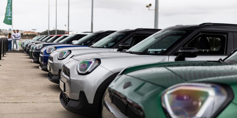 Frente de vários modelos MINI seguidos no MINI Weekend 2025.