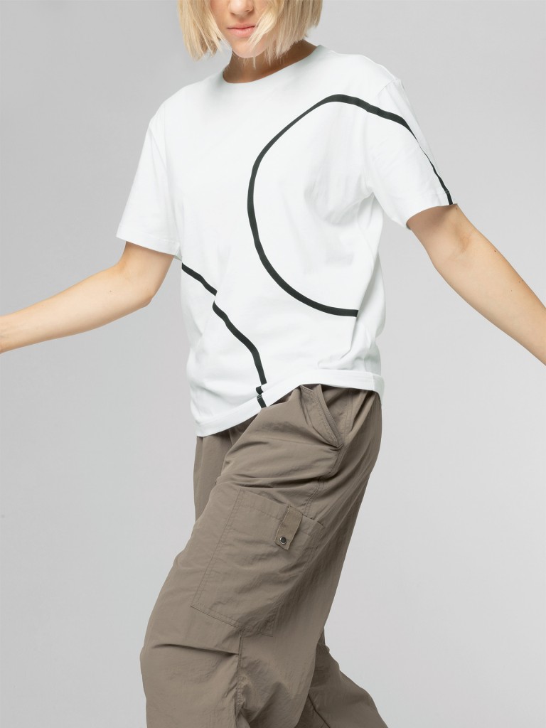 T-shirt MINI branca com dois círculos contornados em preto.