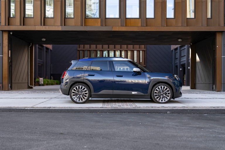 MINI Aceman estacionado na rua.