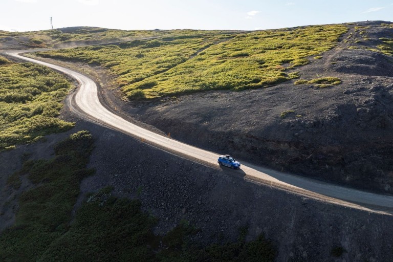 MINI Countryman SE ALL4 numa estrada na Islândia.