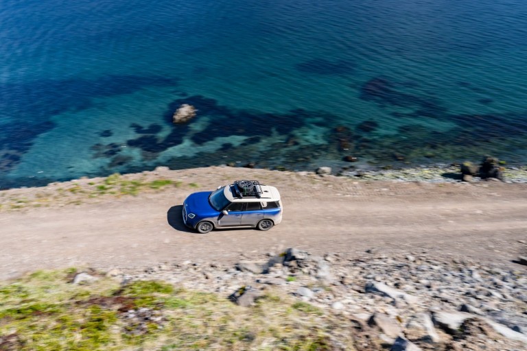 MINI Countryman SE ALL4 numa estrada na Islândia.