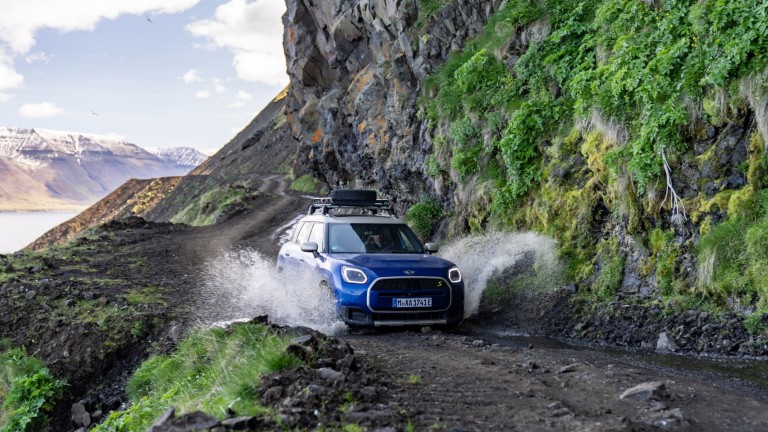 MINI Countryman SE ALL4 na Islândia.