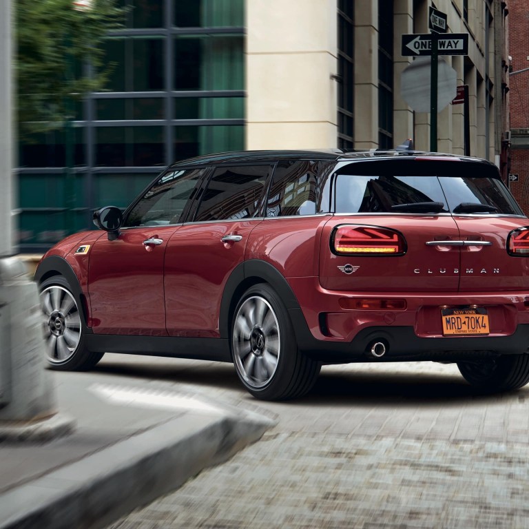 MINI Clubman – vermelho e preto - vista traseira com farolins no design Union Jack