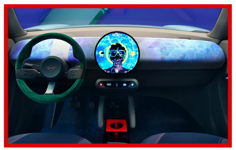 The centrepiece of the car’s interior is the round OLED display. It features a fascinatingly high colour brilliance and consumes significantly less energy than a conventional LED display.  