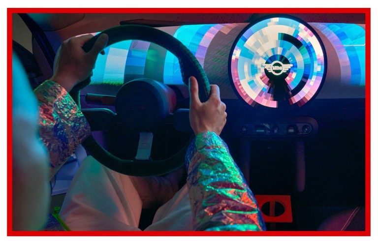 The new MINI concept car offers three extraordinary “Experience Modes”. Thanks to these, the driver can immerse himself in completely new worlds.