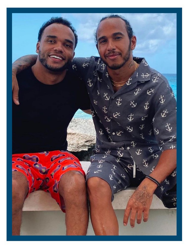 Imagem de Nicolas e seu irmão Lewis Hamilton. Abraçados, sentados e olhando amigável para a câmera.