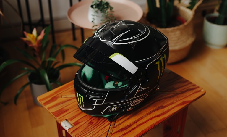 Imagem do capacete de corrida de carbono leve de Nicolas Hamilton.