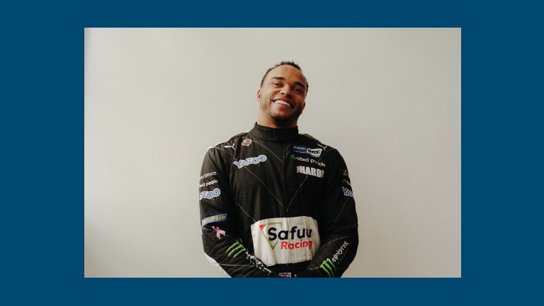 O piloto de corridas e convivado da MINI, Nicolas Hamilton equipado com o seu fato de corrida e pousar para a câmera.