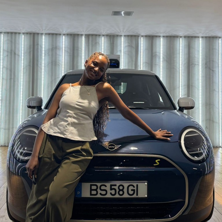 Soraia Tavares ao lado do MINI Cooper 3 Portas Elétrico.