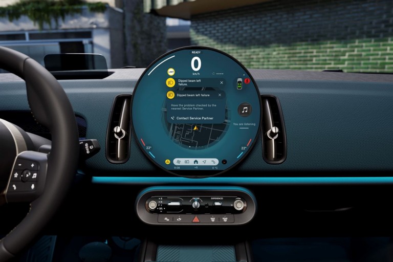 Interior de um MINI com notificações do Proactive Care.