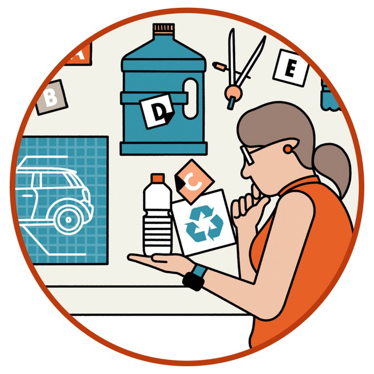 Ilustração que mostra um designer de interiores da MINI com uma garrafa de PET na mão, simbolizando o facto de que a MINI também promove a reutilização de plásticos.