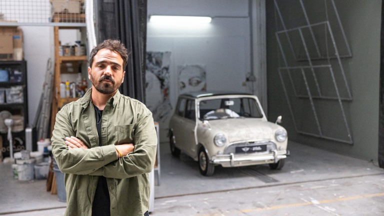Vhils ao lado do MINI "Tracery".