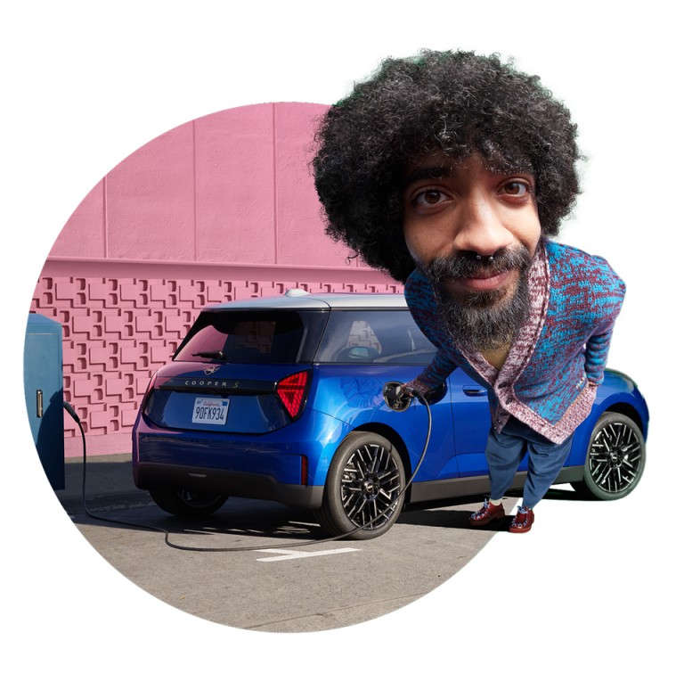 Pessoa ao lado do novo Mini Cooper elétrico