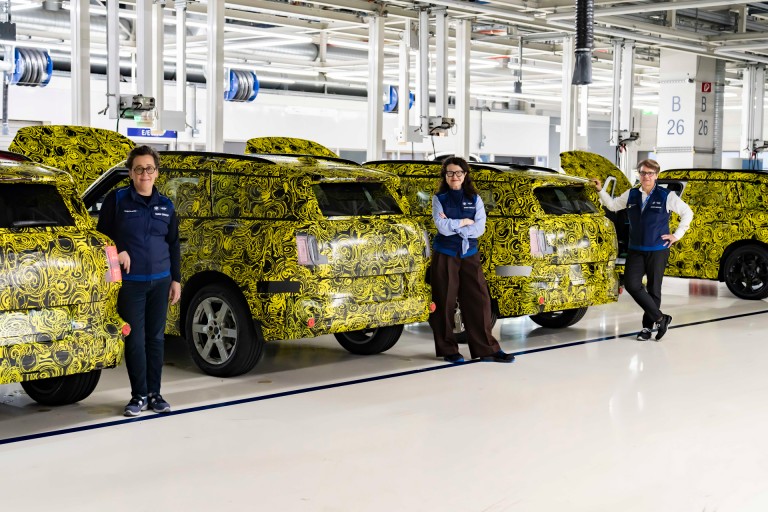 Sonja Hengstler (Gestora de Projeto para o novo MINI Countryman), Stefanie Wurst (Chefe da MINI) e Petra Peterhaensel (Diretora da Fábrica em Leipzig) numa das salas de produção em Leipzig. Cada uma ao lado de um modelo do Countryman.
