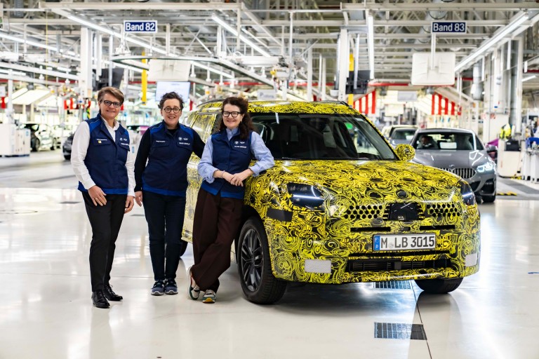  Petra Peterhaensel (Diretora da Fábrica em Leipzig), Sonja Hengstler (Gestora de Projeto para o novo MINI Countryman) e Stefanie Wurst (Chefe da MINI) estão ao lado do novo MINI Countryman.