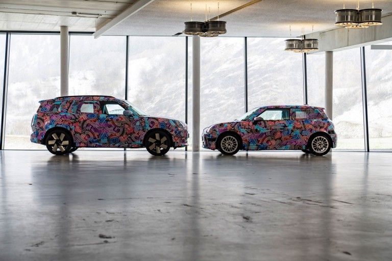 Dois MINIs camuflados da nova família: à esquerda, o novo MINI Countryman, à direita, o MINI Electric.