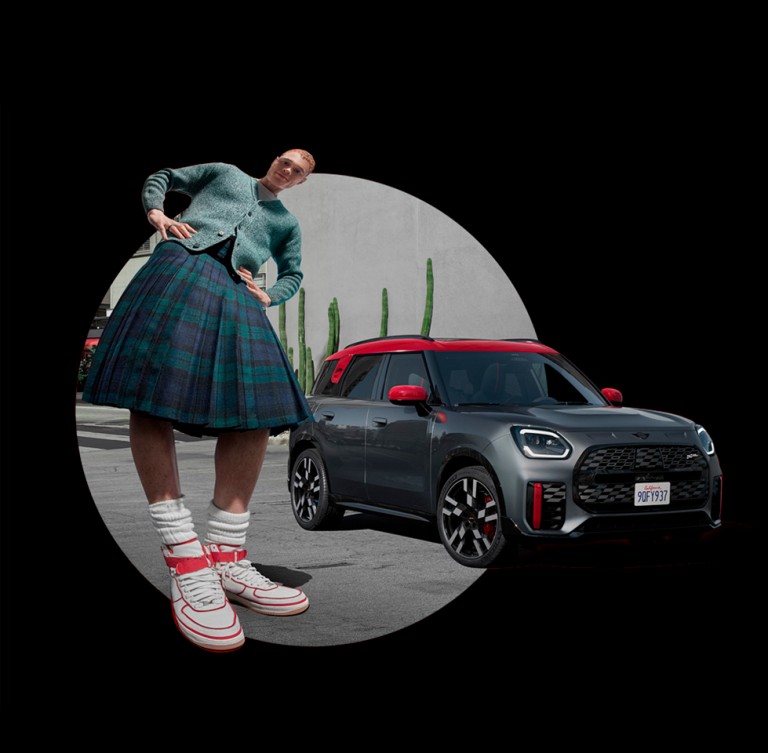 Pessoa ao lado do novo Mini John Cooper Works Countryman