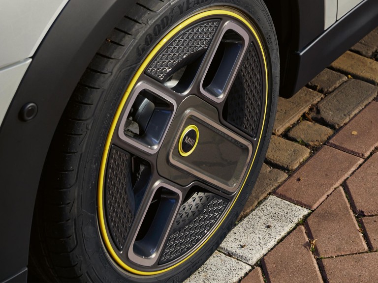 MINI Cooper SE 3 Portas – jantes de 17” – design power spoke 