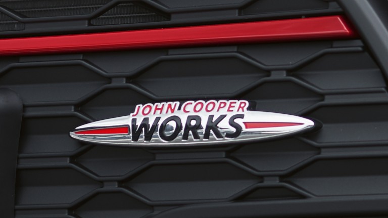 MINI John Cooper Works Clubman – grelha frontal – badge JCW