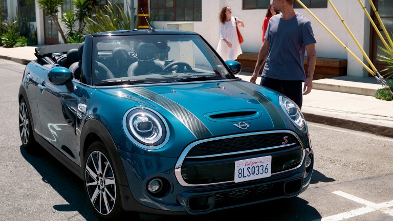 MINI Cabrio Sidewalk Edition – azul e preto – vista frontal