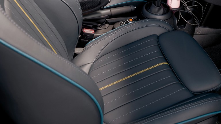 MINI Cabrio Sidewalk Edition – interior – estofos em pele Lounge